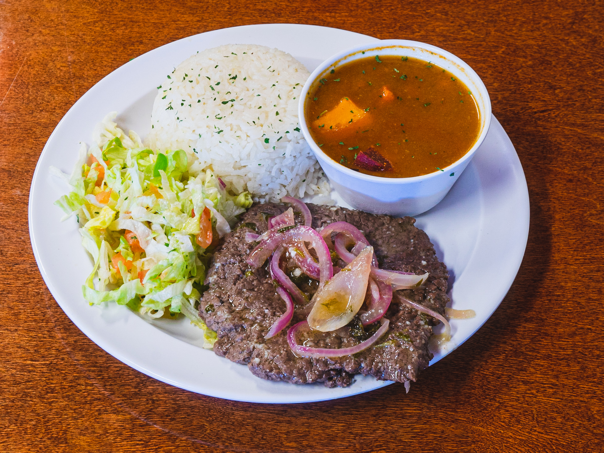 Bistec Encebollado con arroz y habichuelas