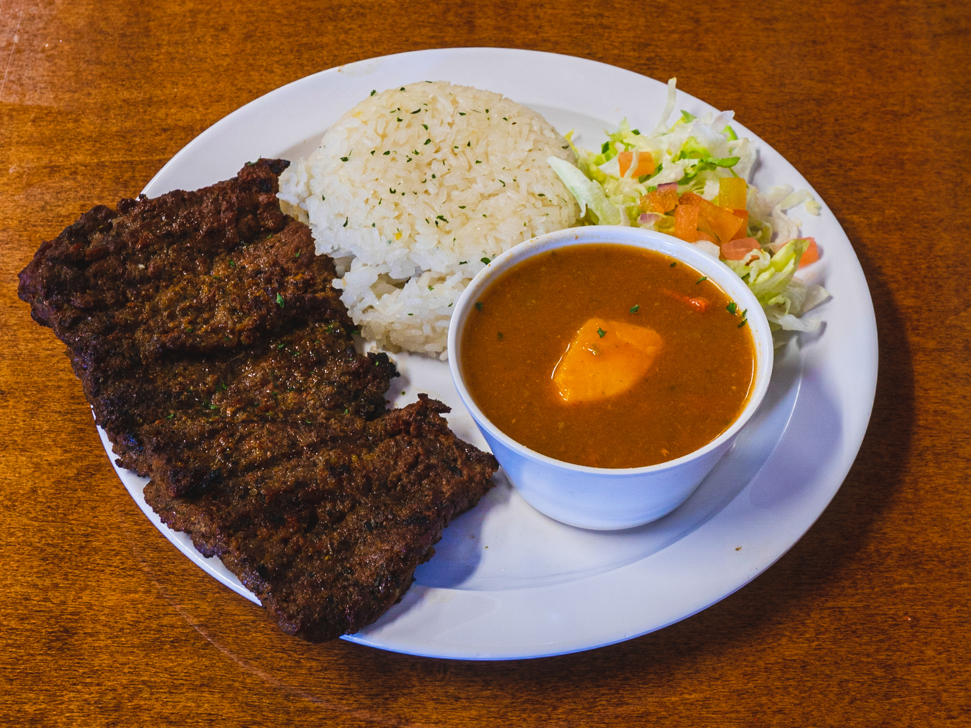 Churrasco con Arroz y Habichuelas