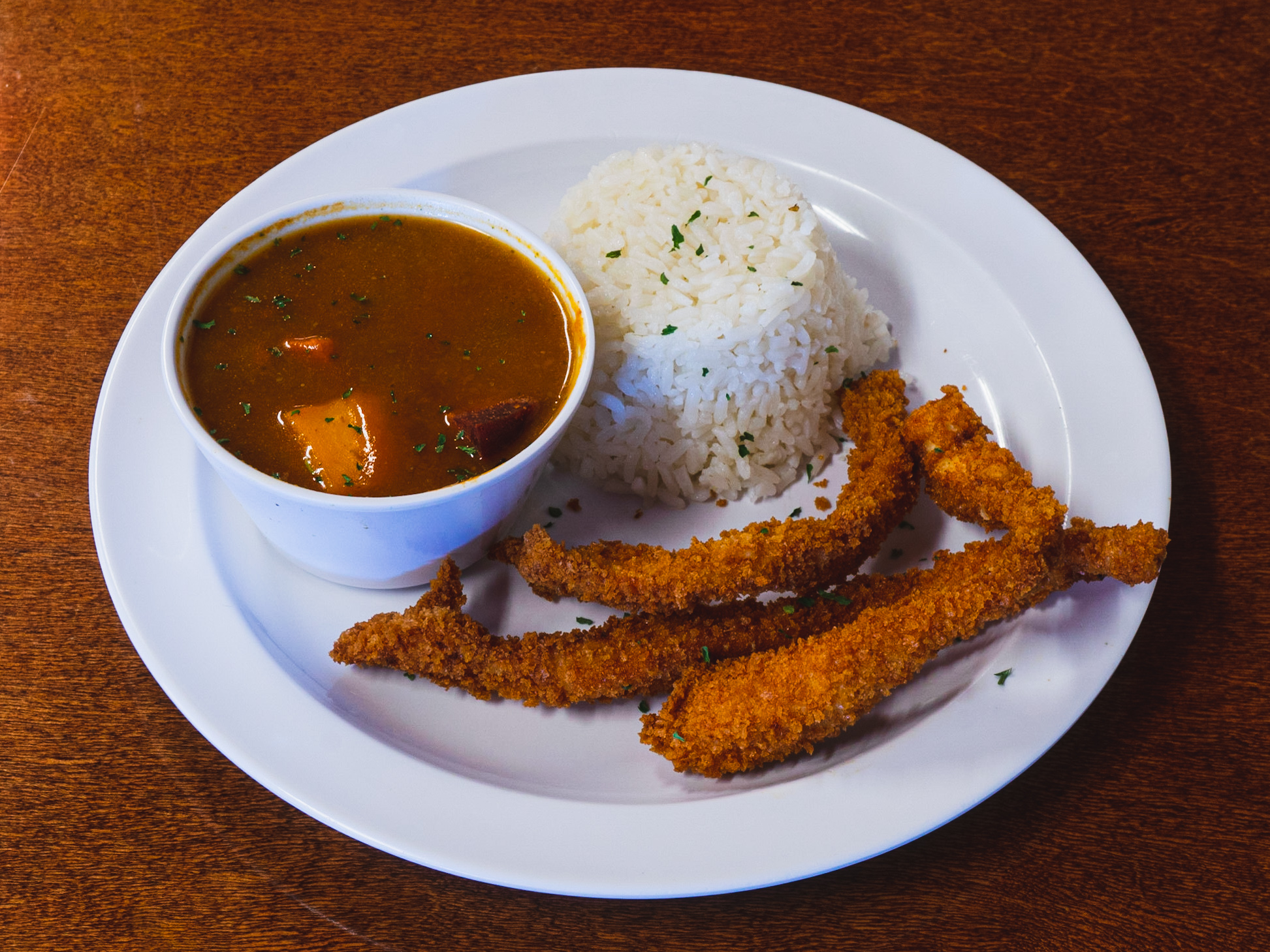Tiras de Pollo con Arroz y Habichuelas